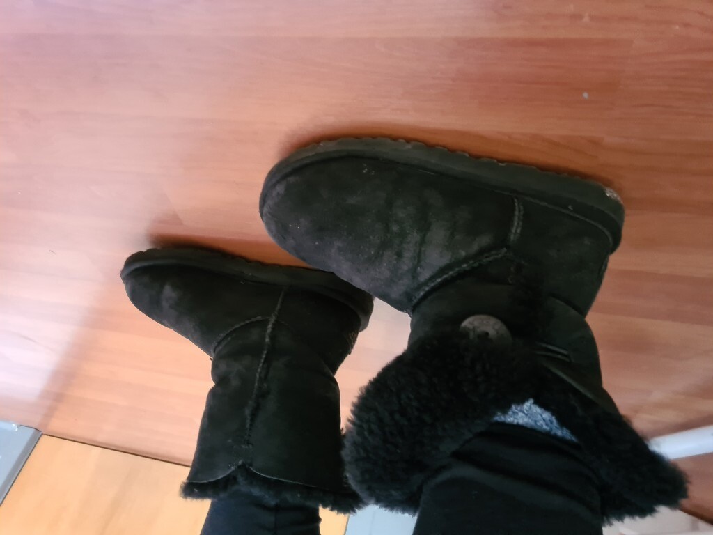 black ugg boots size 3